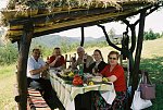 Wein und Essen auf Wiese